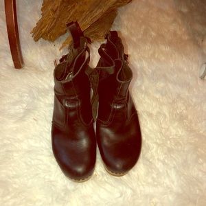 Hasbeens wooden heel boot